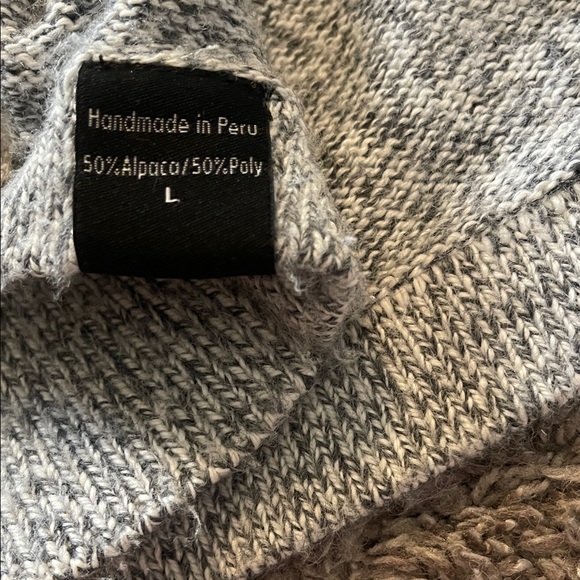 Stylish Gray Crewneck Sweater with Black Detail - Picture 3 of 6